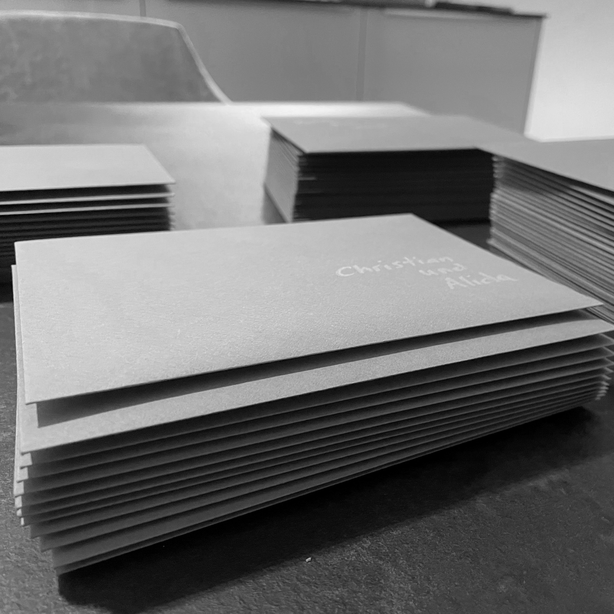 Umschläge mit Einladungen