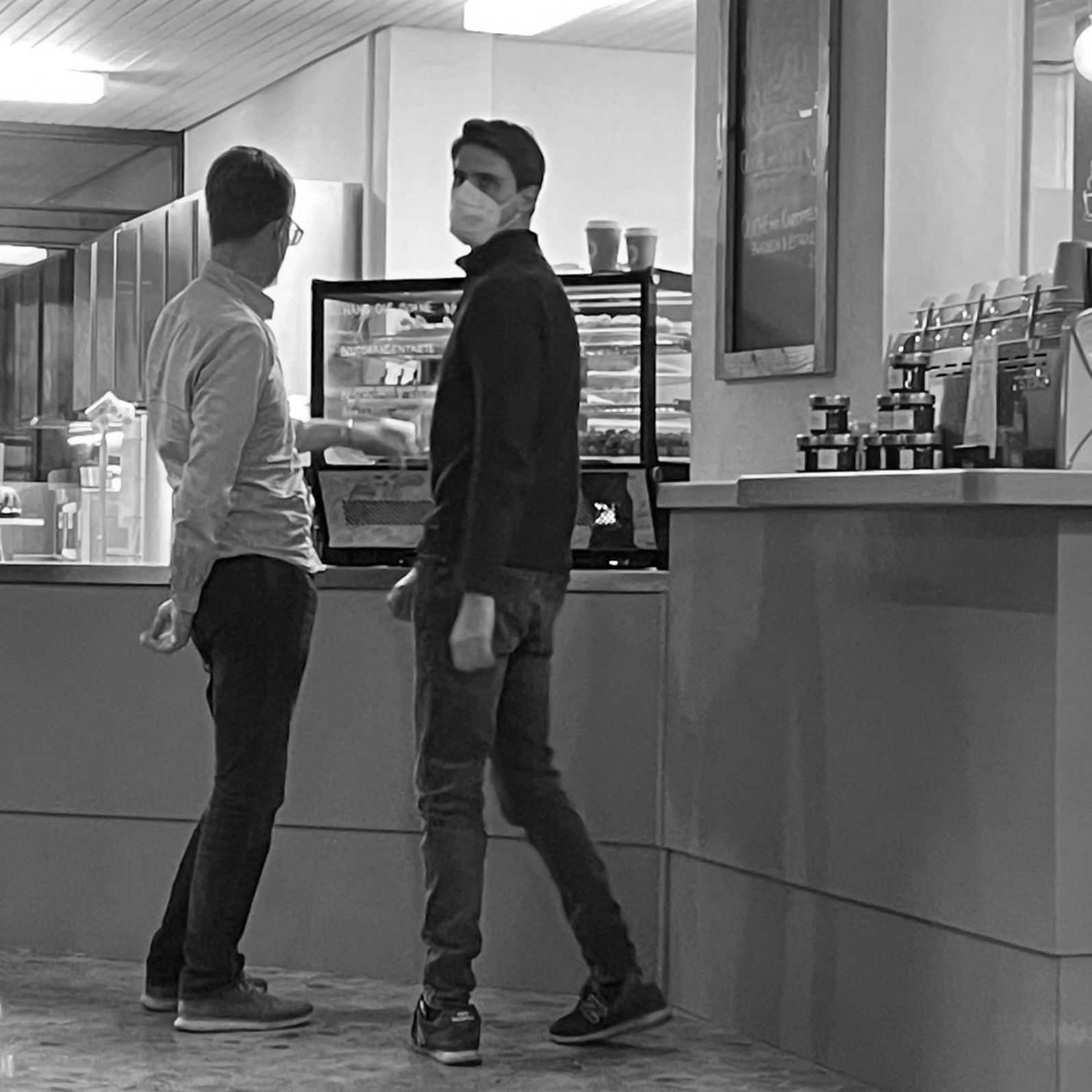 Simon & sein Trauzeuge bei der Auswahl des Probekuchens