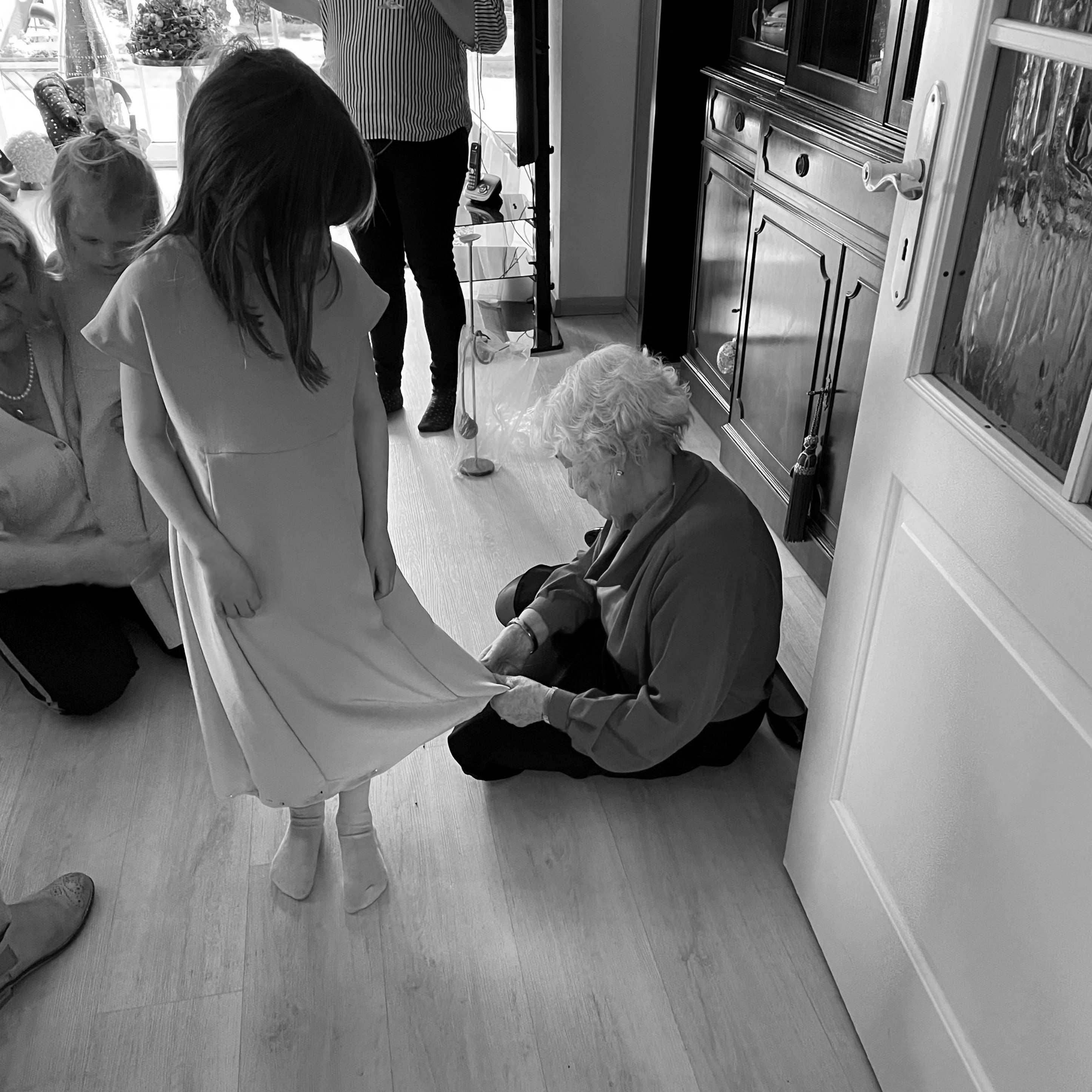 Hildegard steckt Marlas Kleid ab