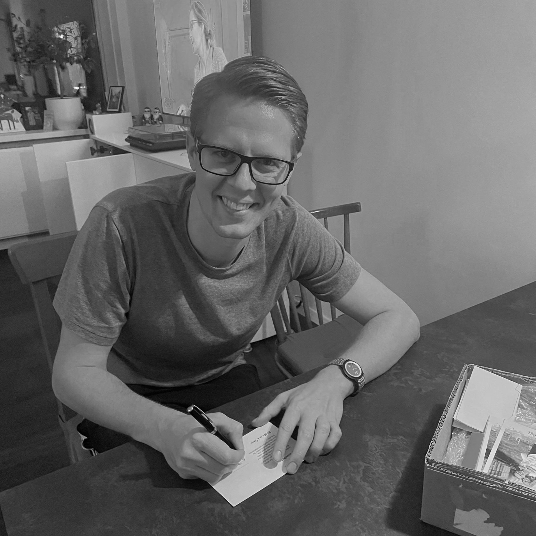 Simon schreibt die Save-the-Date Karte!