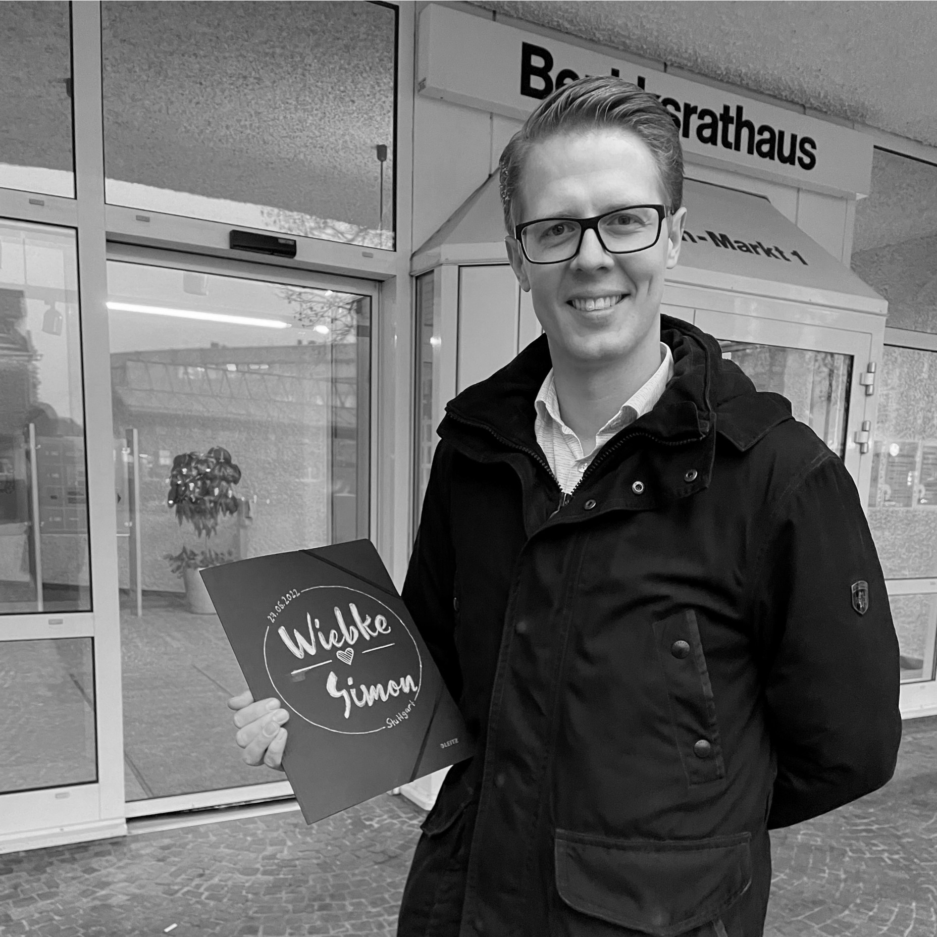 Simon vor dem Bezirksrathaus